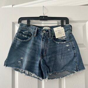 NWT Abercrombie Curve Love Mid Rise Boyfriend Short, Size 27 / 4